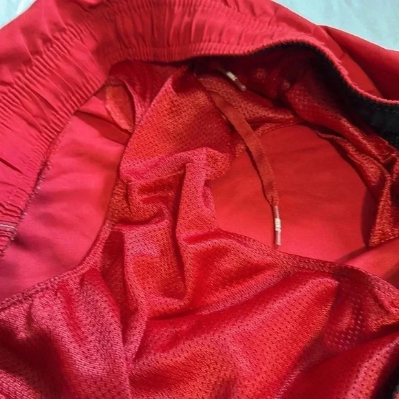 Nike Men’s red swim trucks size medium - Picture 9 of 9